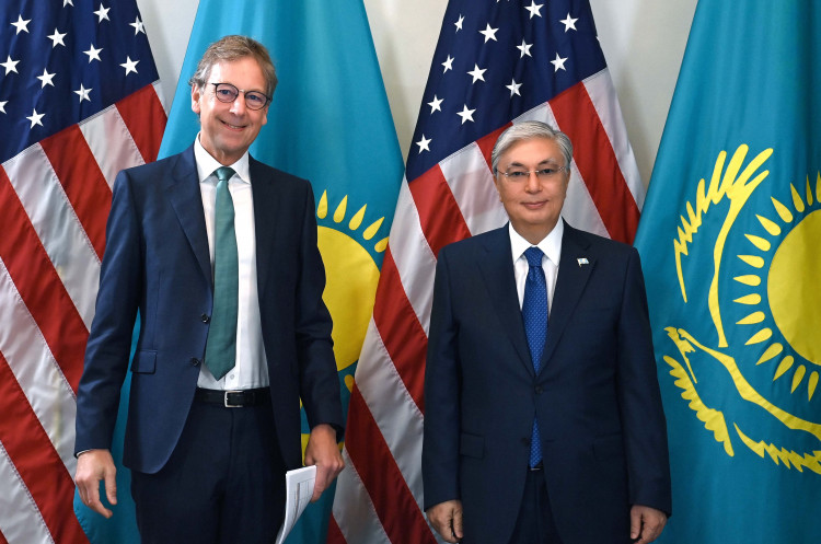 President Kassym-Jomart Tokayev with Rio Tinto CEO Jakob Stausholm